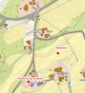 Et kart som viser et område med veier, terrengforhold (konturlinjer), og plassering av bygninger og spesifikke punkter som 'Ridebane' og 'Parkering og snuplass'.