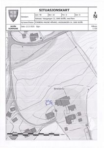 Situasjonskart som viser tomtens form, terrengforhold (konturlinjer), veioppsett og plassering av bygninger i forhold til omgivelsene.