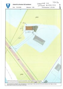 Situasjonsplan som viser bygningenes plassering på tomt i forhold til veier og høydemålinger.