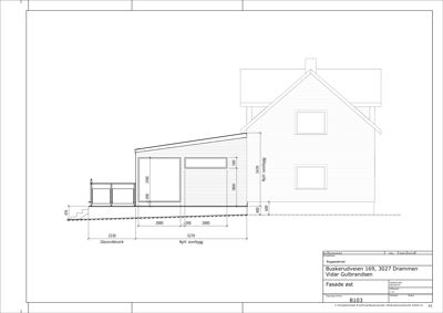 Fasadetegning som viser et nytt tilbygg og et glassrekkverk på en eksisterende bygning. Tegningen inneholder mål og opplysninger om byggeprosjektet.