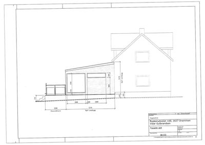 Fasadetegning (opprikk) av en bygning med mål og detaljer for en utvidelse/nybygging.