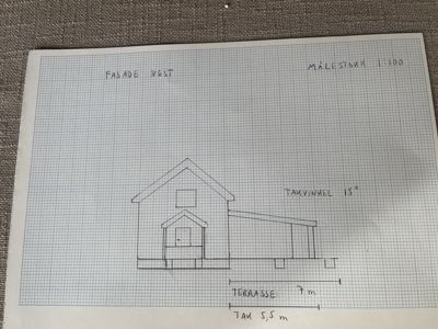 Håndtegnet fasadetegning (Fasade Vest) med mål og detaljer om takhøyde og terrasse.