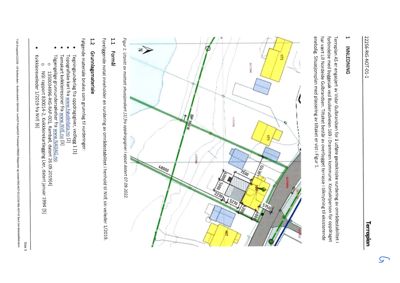 Situasjonsplan (tomteplan) som viser plassering av en bygning (gult) i forhold til eksisterende bebyggelse (blått), vegger (grønn) og eiendomsgrenser.