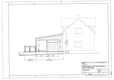 Fasadetegning (opprikk) av en bygning sett fra øst, med mål og detaljer for vinduer og tak.