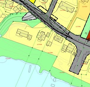 Situasjonsplan som viser tomters grenser (f.eks. 117/656), bygningers plassering, infrastruktur (veier, jernbane) og terrengforhold (konturlinjer).