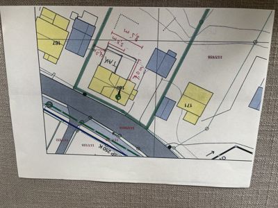 Situasjonsplan som viser tomtene, bygningers plassering, veier og grenser med mål.