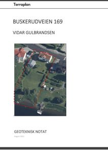 Luftfoto av eiendom med tegnet tomtegrense (rød strek) og bygninger.