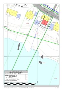 Situasjonskart som viser tomtens plassering i forhold til nabolag, veier og vann. Kartet inneholder mål på eiendommen, areal, adresse og koordinatsystem.