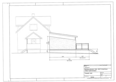 Fasadetegning (opprikk) av en bygning sett fra vest, med mål og detaljer for terrass og glassvegg.
