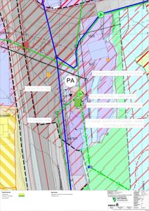 Situasjonsplan som viser tomtens grenser, vegforhold, vannførende linjer og planlagte tiltak.