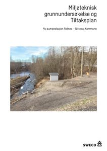 Fotografi av et utendørs område med en elv, trær og en liten bygning, som sannsynligvis er pumpestasjonen nevnt i teksten.