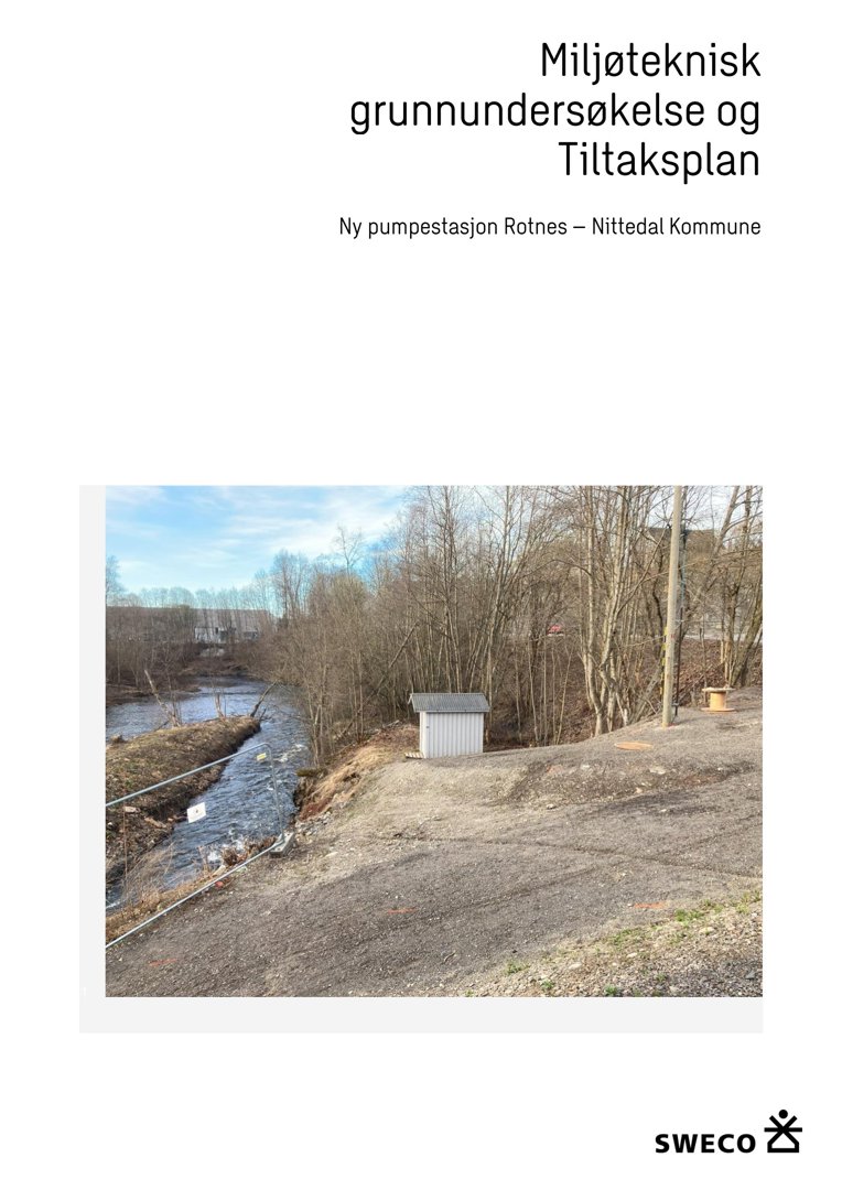 Fotografi av et utendørsområde med en elv, trær og en liten bygning (pumpetasjon).