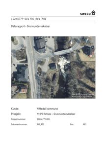 Bildet viser en flyfoto eller satellittbilde av et område med veier og skog, som er brukt som bakgrunn i en datarapport om grunnundersøkelser.