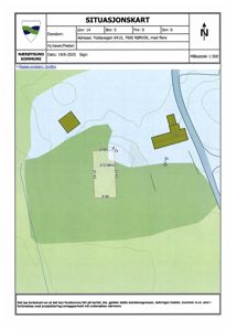 Situasjonskart som viser eiendomsgranser, terrengforhold og plassering av bygninger på tomta.