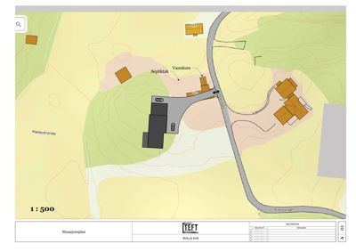 Situasjonsplan som viser bygningers plassering i forhold til hverandre, vei (Fuldavegen), terrengform (konturlinjer) og infrastruktur (septiktak, vannkum).
