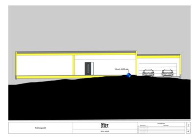 Tegning som viser et tverrsnitt gjennom bygningen i forhold til terrenget (terrengsnitt).