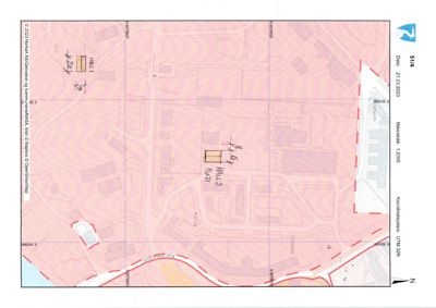 Situasjonsplan som viser tomtens plassering i forhold til nabolag, veier (Karlinsgaten, Sletta) og eksisterende bygninger. Planen inneholder også koordinatsystem (UTM 32N), skala (1:2000) og datoinformasjon.