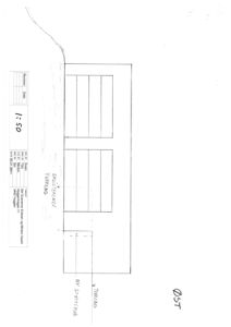 Situasjonsplan som viser bygningens plassering i forhold til eksisterende terreng og ny støttemur.