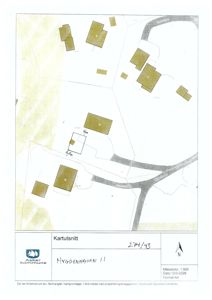 Situasjonsplan (kartutsnitt) som viser tomtens plassering i forhold til nabolaget, veier og andre bygninger.