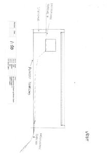 Snittegning av bygningens vestfasade som viser grunnmur, eksisterende terreng og planert terreng.