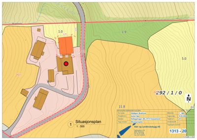 Situasjonsplan som viser tomtens beliggenhet, omgivende terreng (konturlinjer), naboeiendommer, veier og plassering av eksisterende og planlagt bygninger.