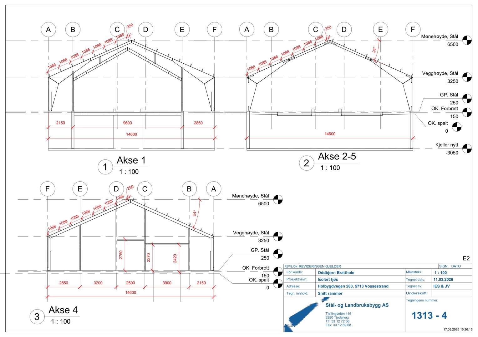 Snittegning som viser tverrsnittet av en bygning (Isolert fjøs) med mål på høyder, bredder og konstruksjonsdetaljer for ulike akser.