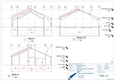 Snittegning som viser tverrsnittet av en bygning (Isolert fjøs) med mål på høyder, bredder og konstruksjonsdetaljer for ulike akser.