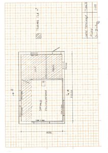 Etasjeplan eller situasjonsplan som viser romfordeling, mål og eksisterende tilstand.