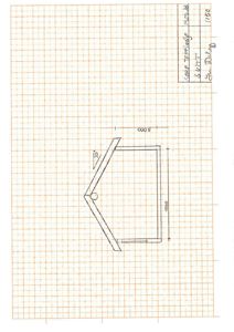 Oppriss (fasadetegning) av en bygning med angitte mål og takhelling.