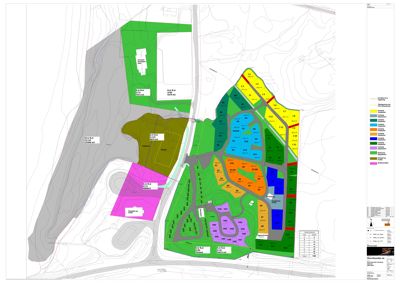 Situasjonsplan som viser en tomt delt opp i flere fargerikede soner (f.eks. boliger, veier, grøntområder) med topografi og arealdata.