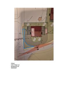 Situasjonsplan som viser tomt, bygning, terrasser og høydemål.