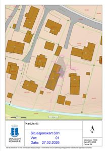 Situasjonskart som viser tomtens plassering i forhold til nabolag, veier og vann. Kartet inneholder også et kartutsnitt med detaljer om bygningenes plassering og eiendomsnummer.
