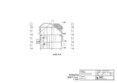 Snittegning (snitt A-A) som viser bygningens tverrsnitt, høyder og romfordeling.