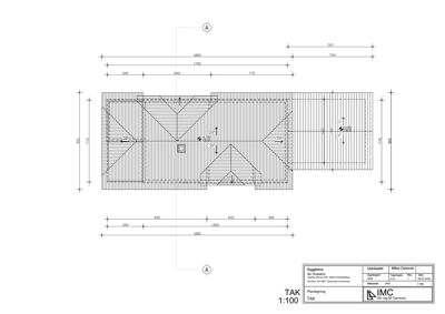 Etasjeplan eller plantegning som viser romfordeling, veggposisjon og mål på et bygningssnitt.