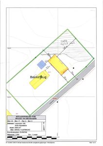 Situasjonskart som viser tomtens grenser, bygningers plassering (gule og blå felter), veier og tilhørende informasjon om eiendommen.