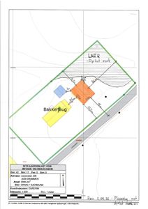 Situasjonsplan som viser tomtens grenser, bygningers plassering og tilstøtende veier.