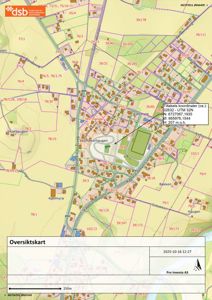 Oversiktskart (situasjonskart) som viser eiendomsgrenser, vegnett og bygningsplasseringer i et område.