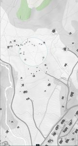 Kart med topografiske linjer, veier og bygningsplasseringer, med en markert sirkel rundt et område.