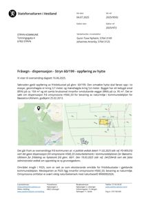 Et dokument fra Statsforvalteren i Vestland som viser en oversendelse om dispensasjon for oppføring av hytte. Dokumentet inneholder tekstbeskrivelse og to kart: et situasjonskart (venstre) og et tomtetegning (høyre) som viser bygningens plassering.