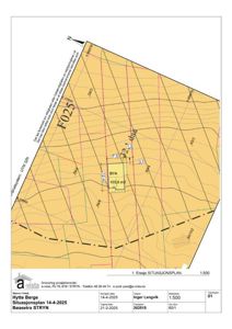 Situasjonsplan som viser tomtens form, grenser, høyder (konturer), og plassering av bygning (BYA) med areal.