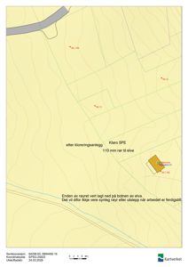 Situasjonsplan som viser tomtens form, grenser, høydeforhold (konturlinjer), og plassering av et bygg i forhold til elva og en vei.