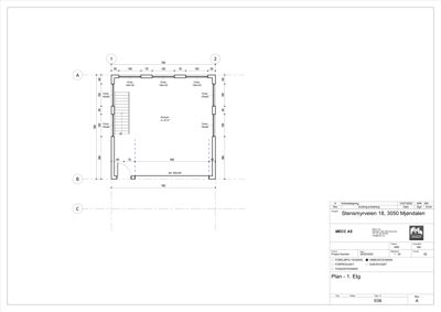 Etasjeplan (1. Etg) som viser romfordeling, dører, vinduer og mål for Stensmyrveien 18.