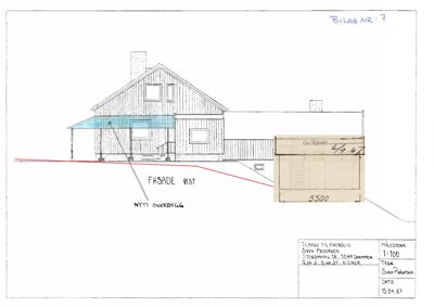 Fasadetegning av en hytte med en vedlagt detaljtegning av en garasje.
