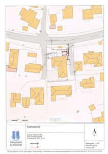 Situasjonsplan (kartutsnitt) som viser bygningens plassering i forhold til nabolag, veier og tomtegrenser.