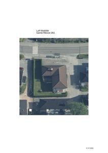 Luftfotobilde av en eiendom med hus og vei