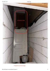 Fotografi av et trapperom med en hvit dør og en utgangsdør i bakgrunnen.