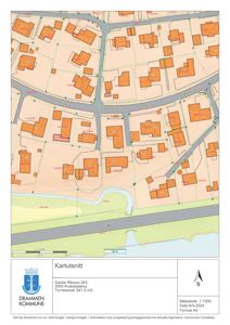 Situasjonsplan eller kartutsnitt som viser bygningenes plassering i forhold til veier og tomtegrenser.