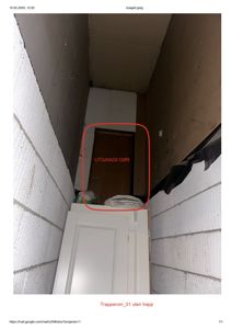 Fotografi av et trapperom med en dør merket 'UTGANGS DØR'.