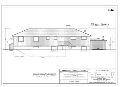 Fasadetegning av en bolig sett fra øst, med mål og detaljer for tak og fasade.