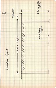 Håndtegnet fasadetekning av en bygning med mål og notasjoner.
